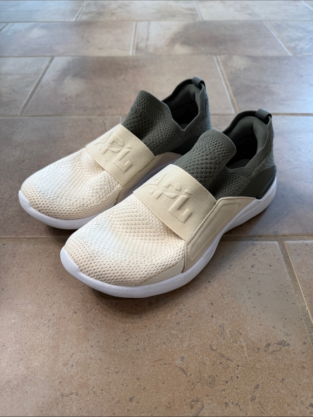 APL shoes size 7